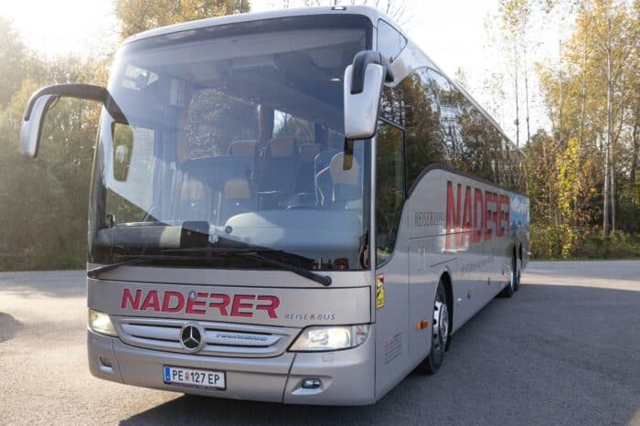 Bild zeigt Mercedes 63 Sitzer Bus Außen