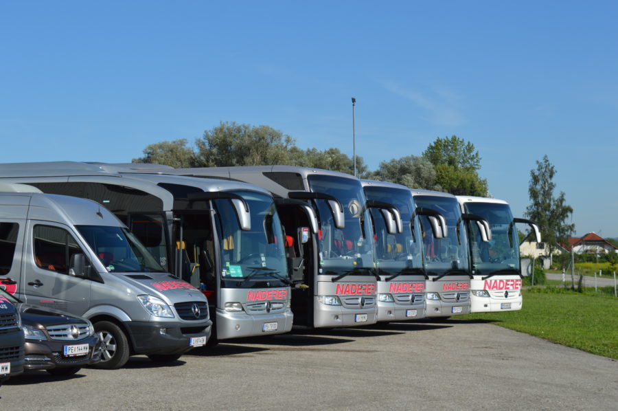 Naderer Reisebus-Flotte zum Mieten