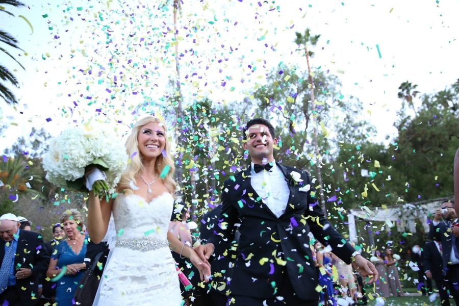 Brautpaar das Bus für Hochzeit mieten könnte