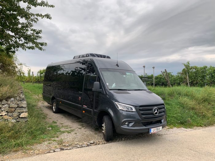 Bild zeigt Mercedes Sprinter Bus Außenansicht