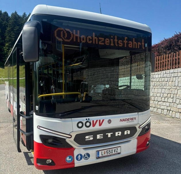 Ein Bus, den man für eine Hochzeit mieten könnte